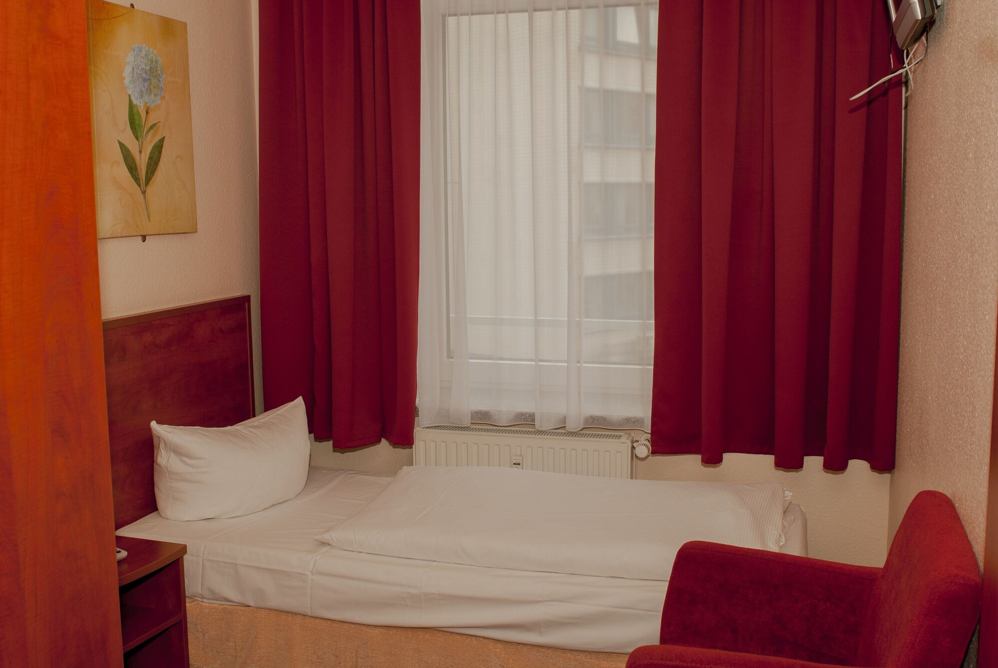ROOM, SINGLE
