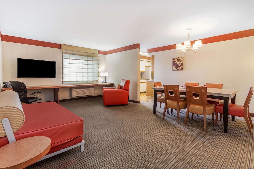 La Quinta Inn & Suites by Wyndham Chicago Tinley Park 33/47