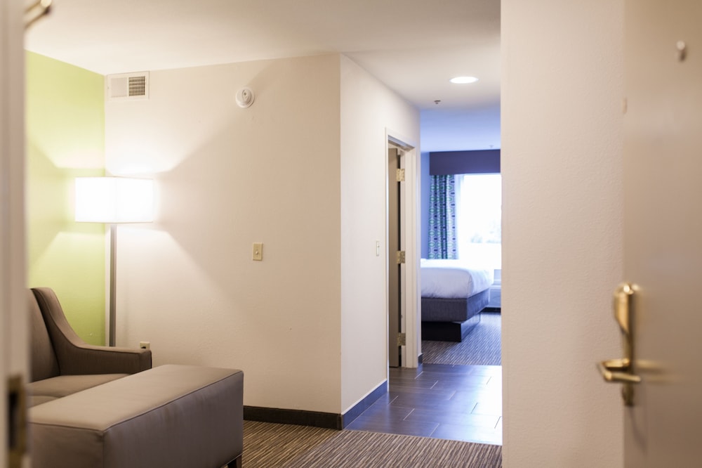 Holiday Inn Express Suites Sweetwater 17/44