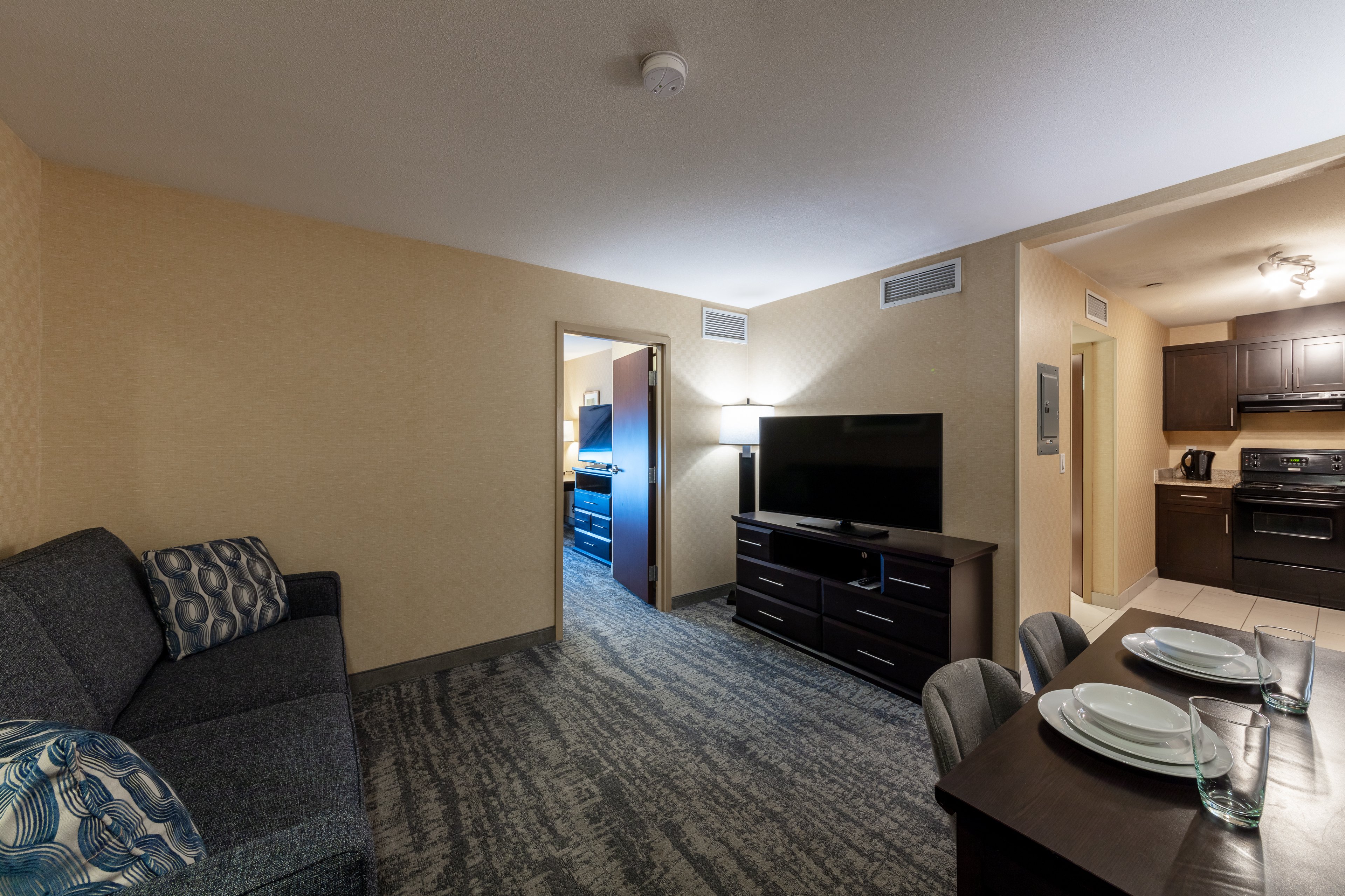 Holiday Inn Express Suites Riverport 53/76