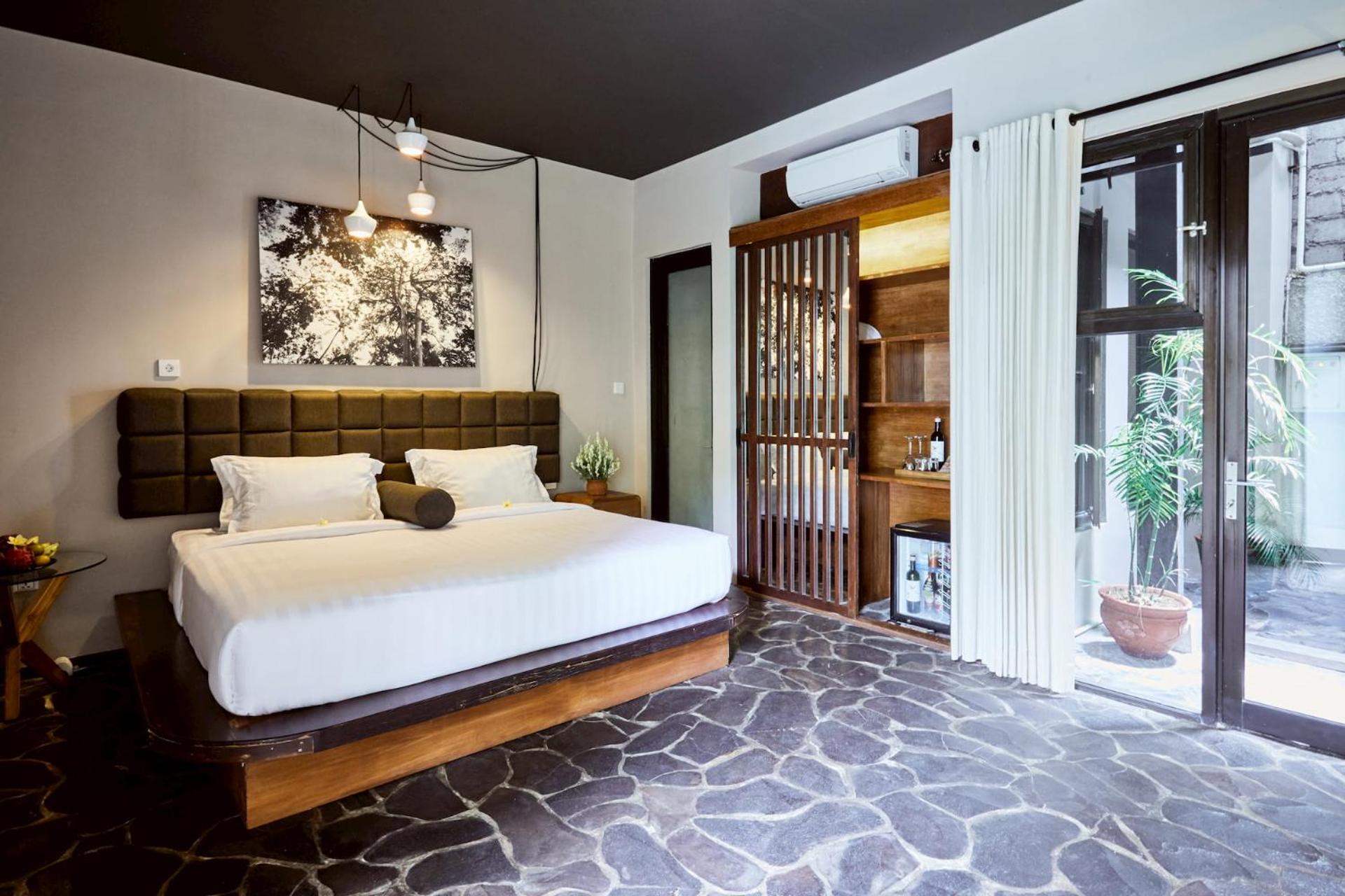 Suite, Pool Side