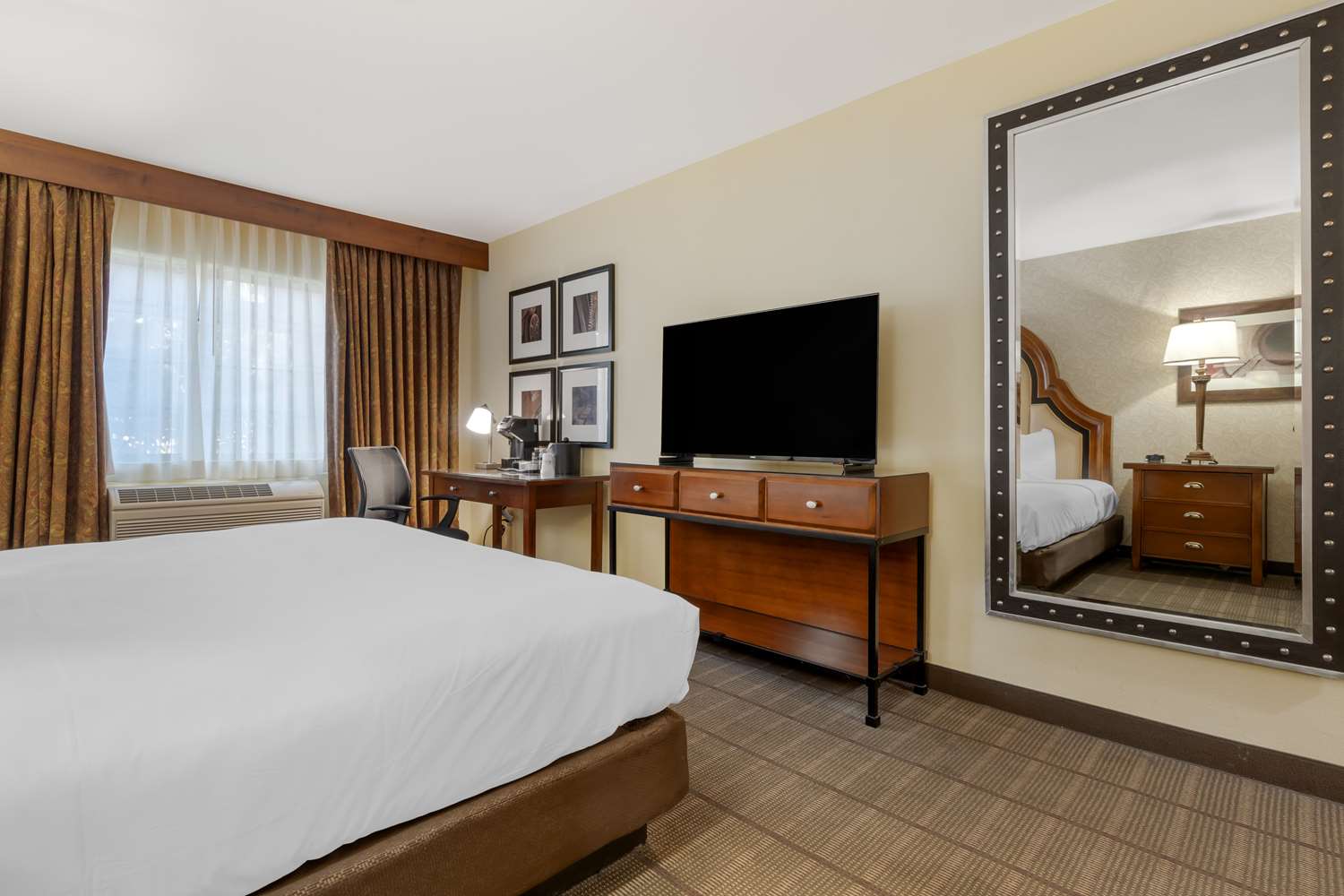 Room, King Bed, North Tower