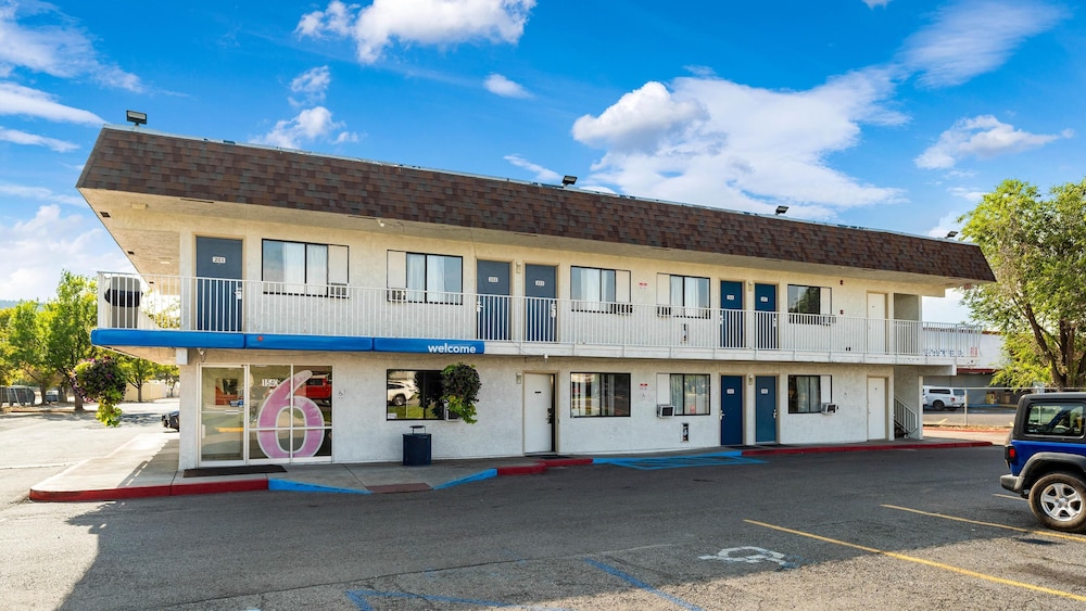 Motel6 Kalispell, MT 53/67