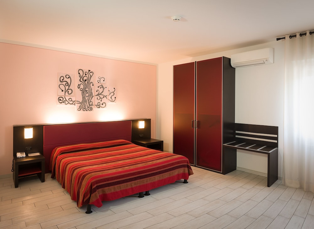 DELUXE, DOUBLE BED