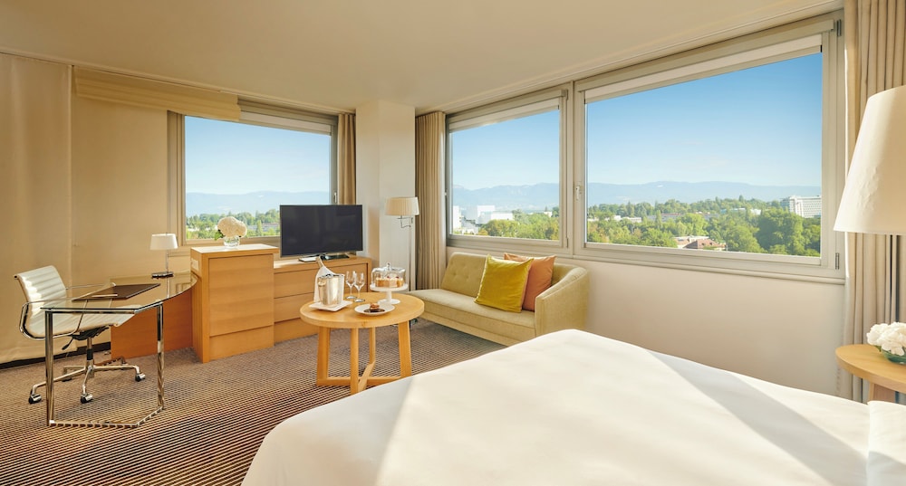 Junior Suite, King Bed, Lake View