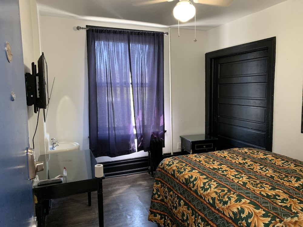Adrian Hotel 40/66