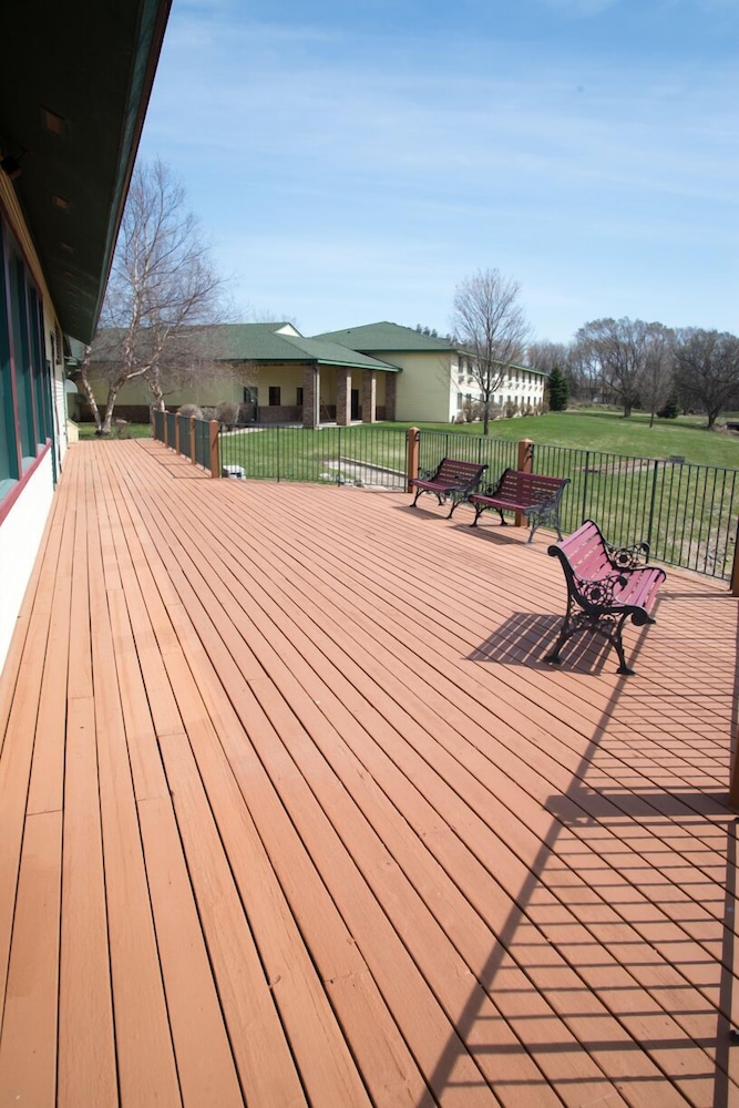 HomeTown Inn and Suites Belle Plaine 39/65