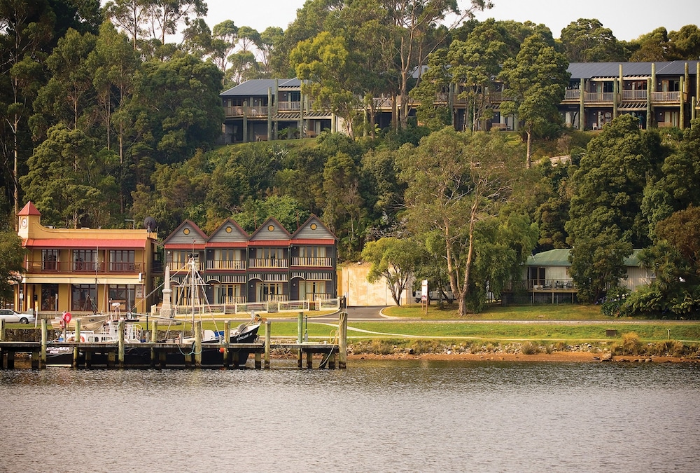 Strahan Village 62/66