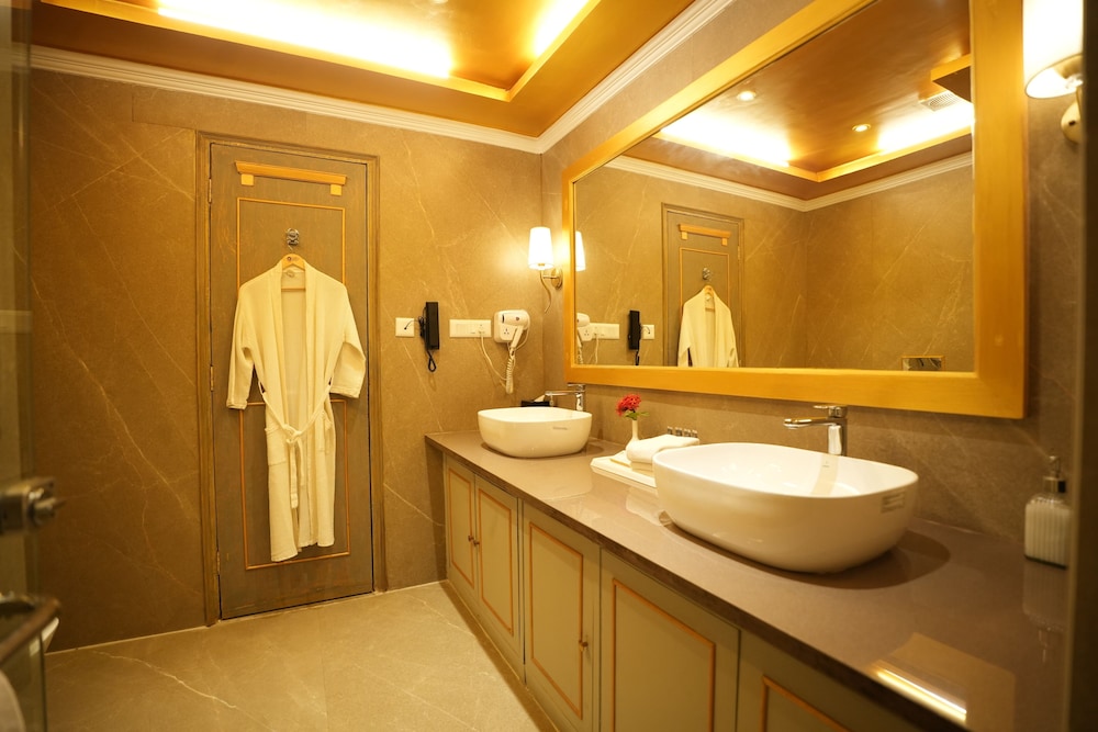 EXECUTIVE, SUITE, KING BED, GARDEN VIEW