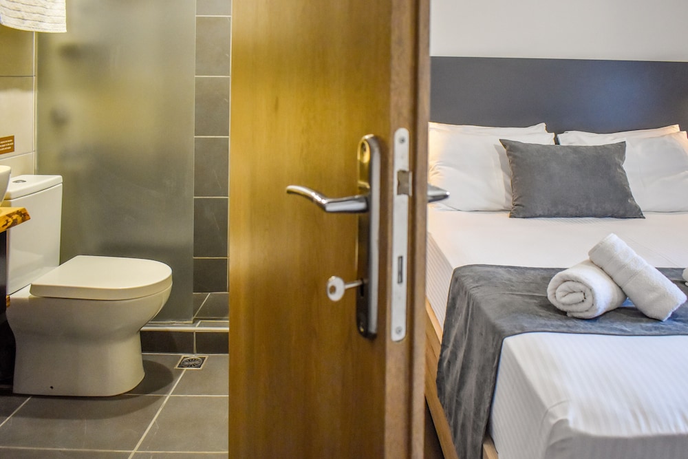 DELUXE, DOUBLE BED, CITY VIEW, BALCONY