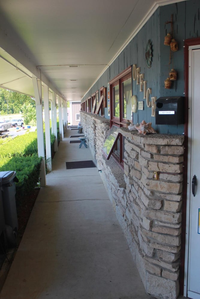 Wisconsin-Aire Motel By Random Lake 32/41