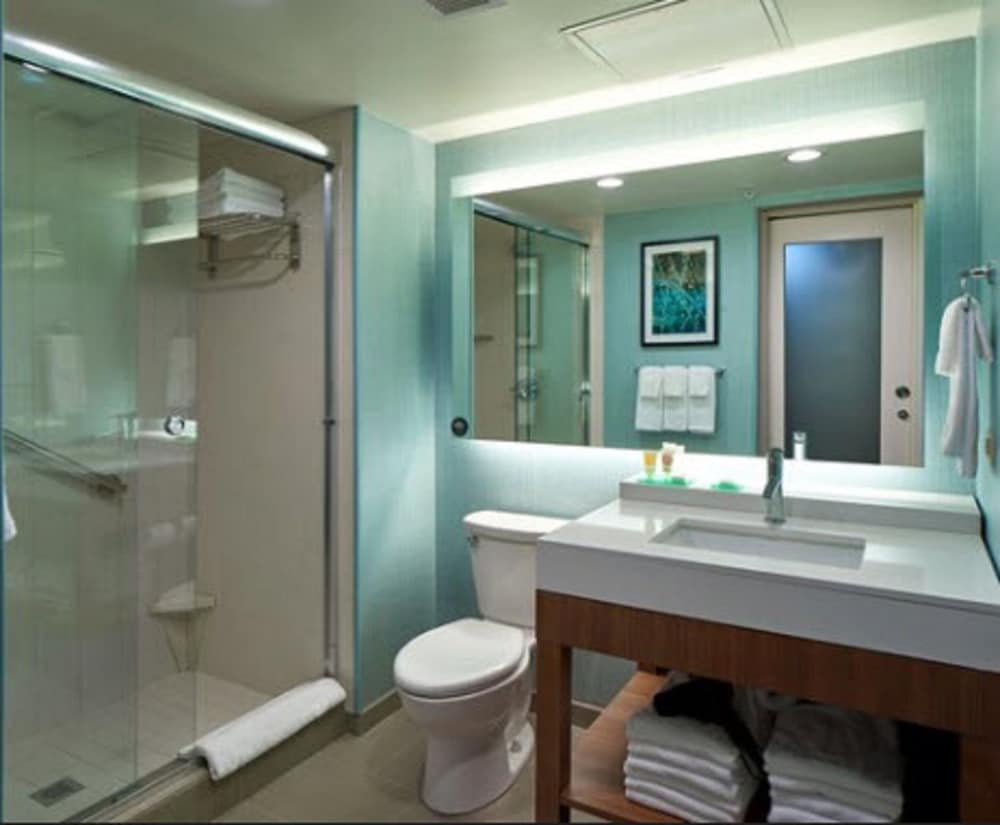 غرفة بسريرين كوين بإطلالة جزئية على البحر مع أريكة في طابق مرتفع، Hyatt Place Ocean City Oceanfront 2/2