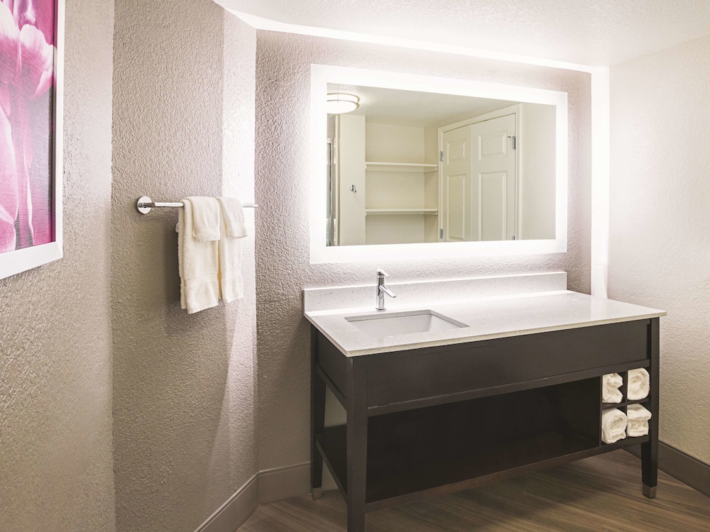 La Quinta Inn & Suites by Wyndham Fort Worth North 23/45