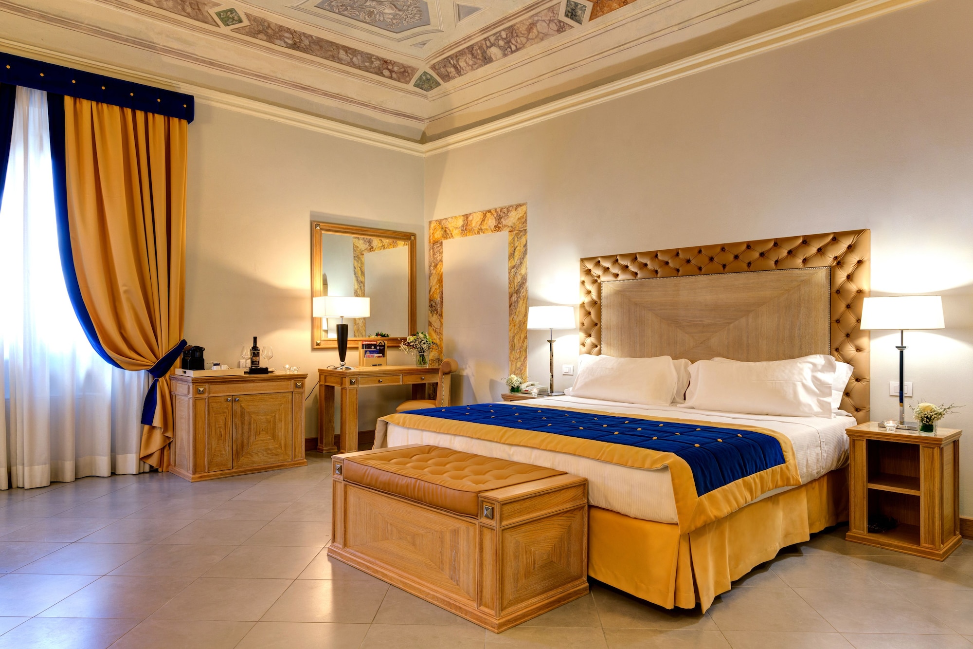 ROYAL, SUITE