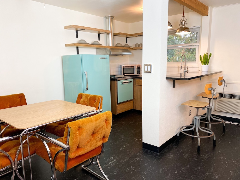 University Inn 55/63