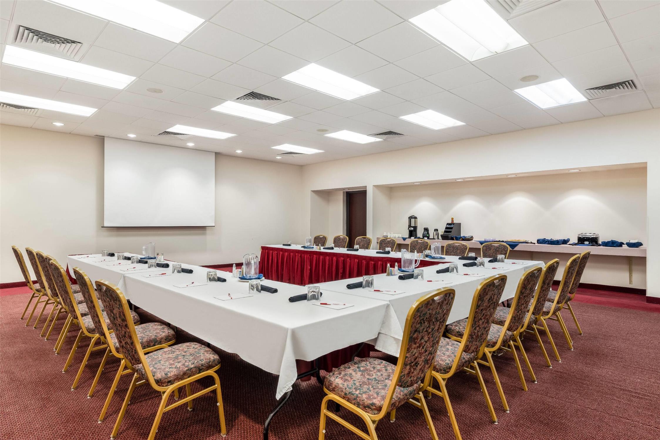 Ramada by Wyndham State College Hotel & Conference Center 25/40