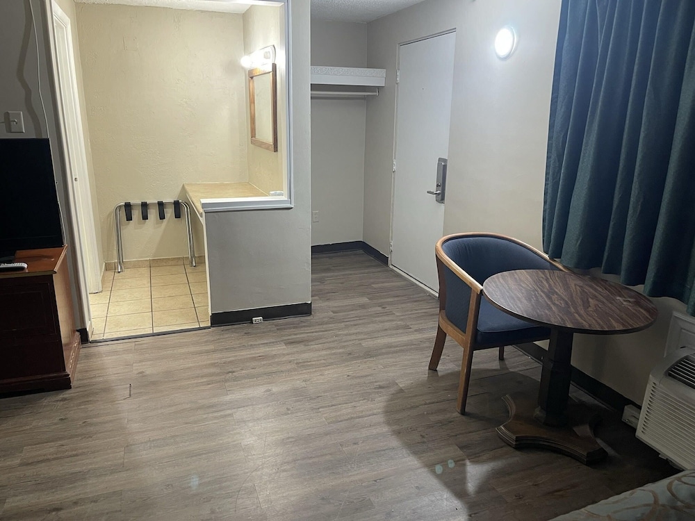 Safari Motel 46/55
