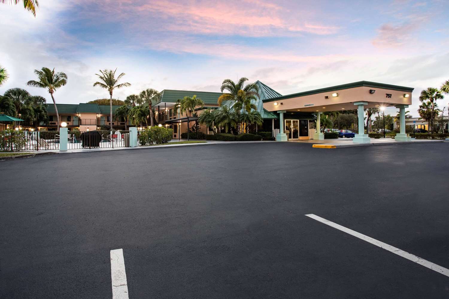 Super 8 By Wyndham North Palm Beach 6/58