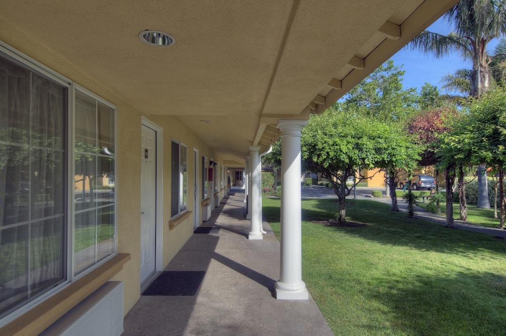 University Park Inn & Suites 8/38