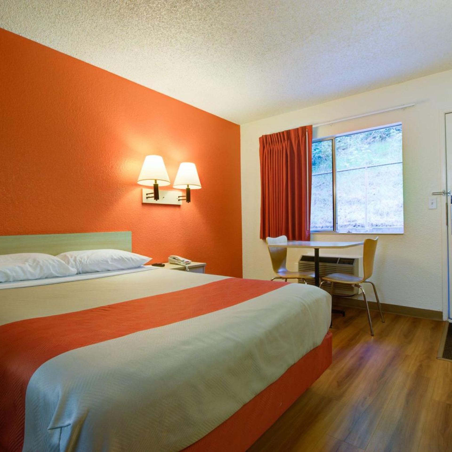 1 Queen Bed Micfridge، Motel6 Seattle, WA - Airport 7/10
