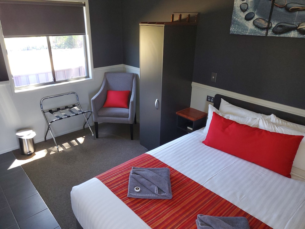 THE ROCKS MOTEL 27/55