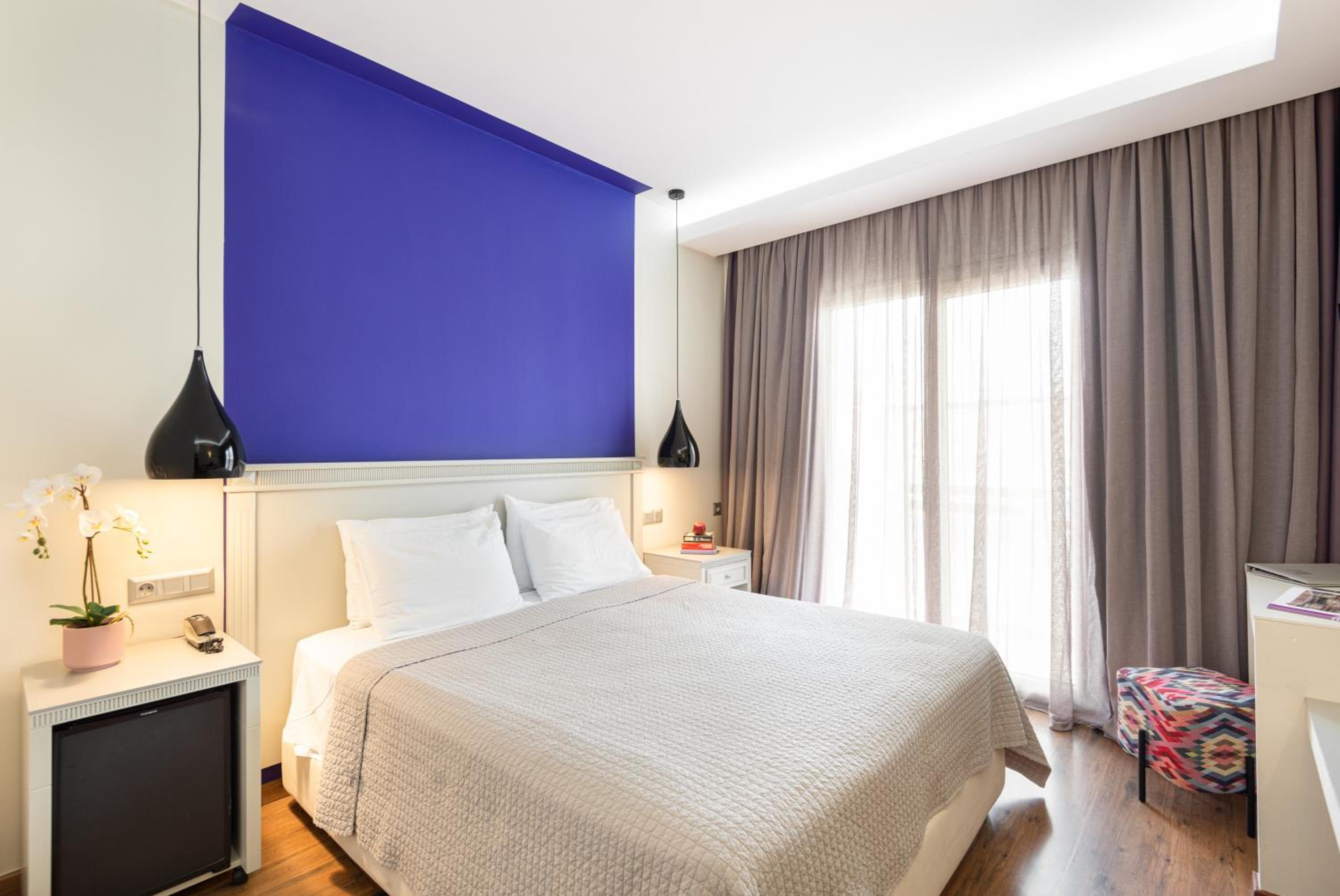ROOM, DOUBLE OR TWIN BED