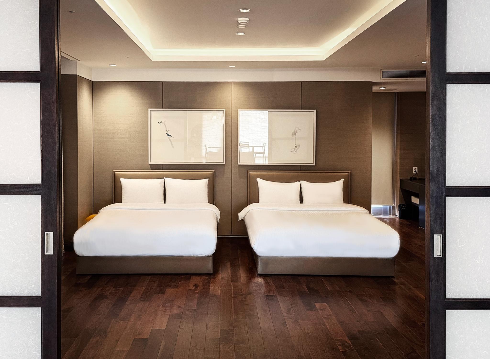 Family, Suite, 2 Futon Beds, 2 Queen Beds, Corner