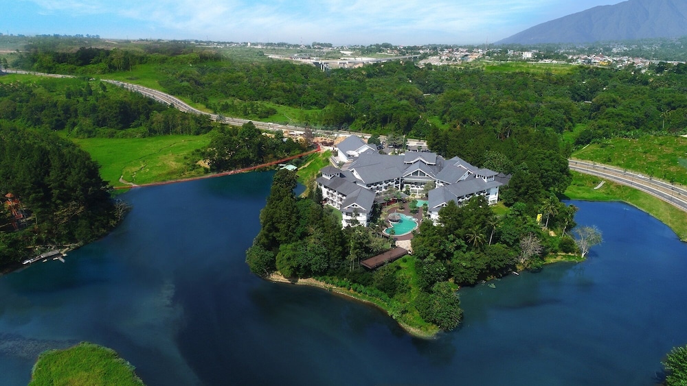 Lido Lake Resort by MNC Hotel 57/63