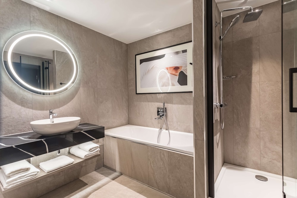 Radisson Red London Heathrow 30/64
