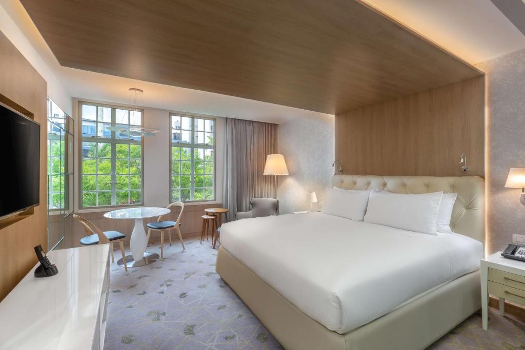 ROOM, KING BED, CORNER