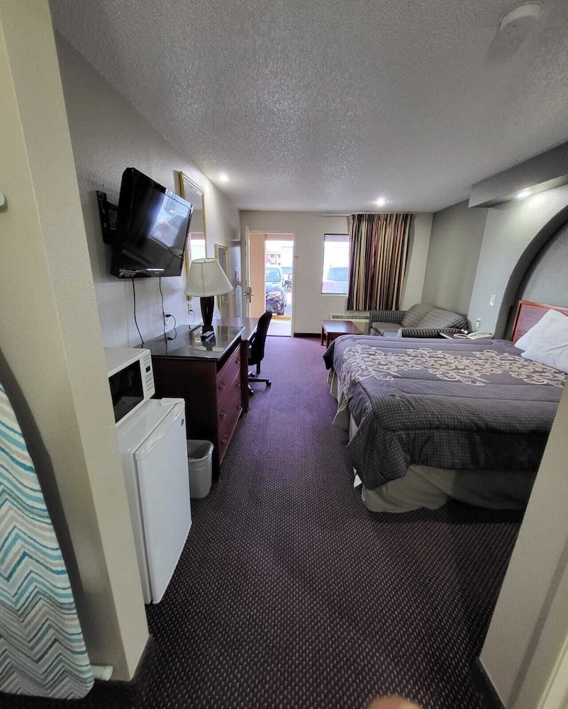 Hallmark Inn and Suites 13/30