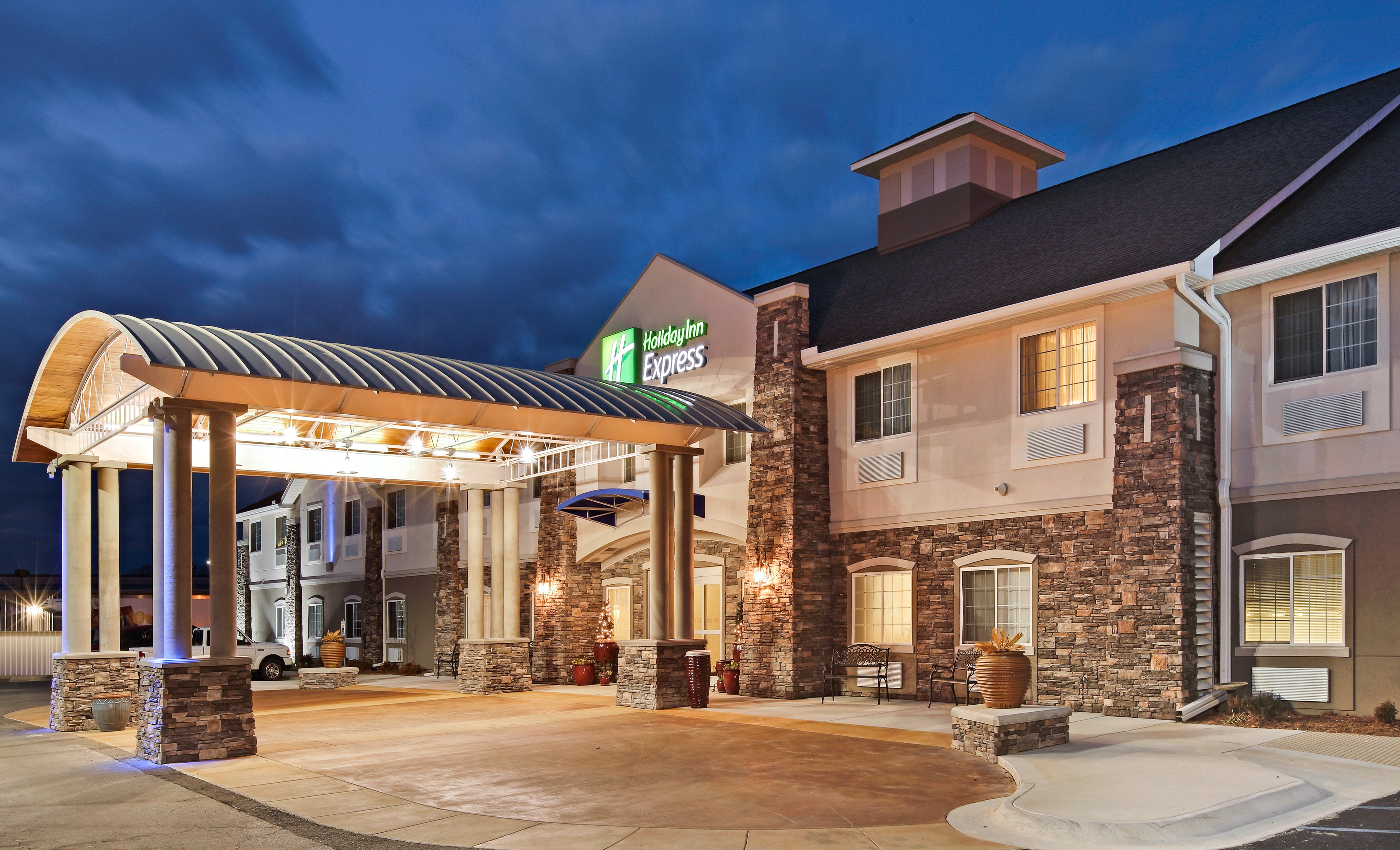Holiday Inn Express Monticello 8/63