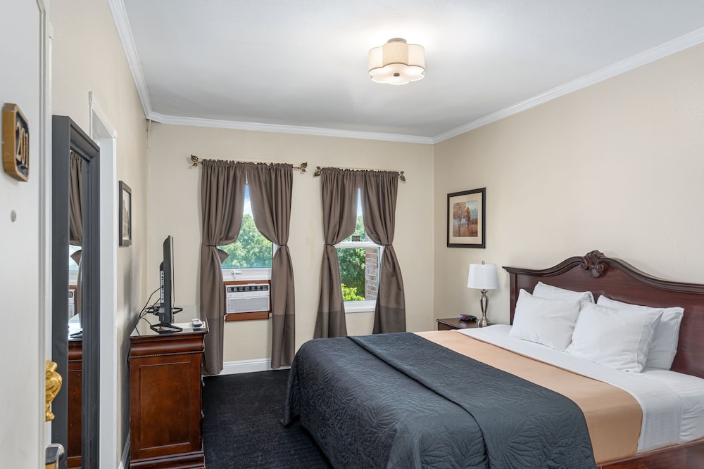 DELUXE, KING BED