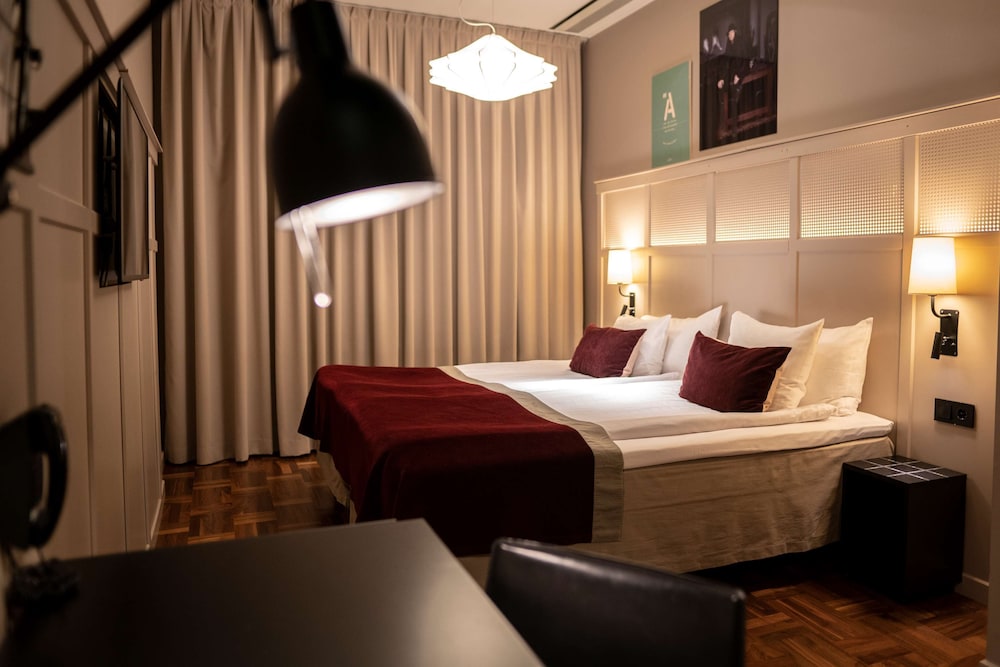 COZY, DOUBLE BED, NO WINDOW