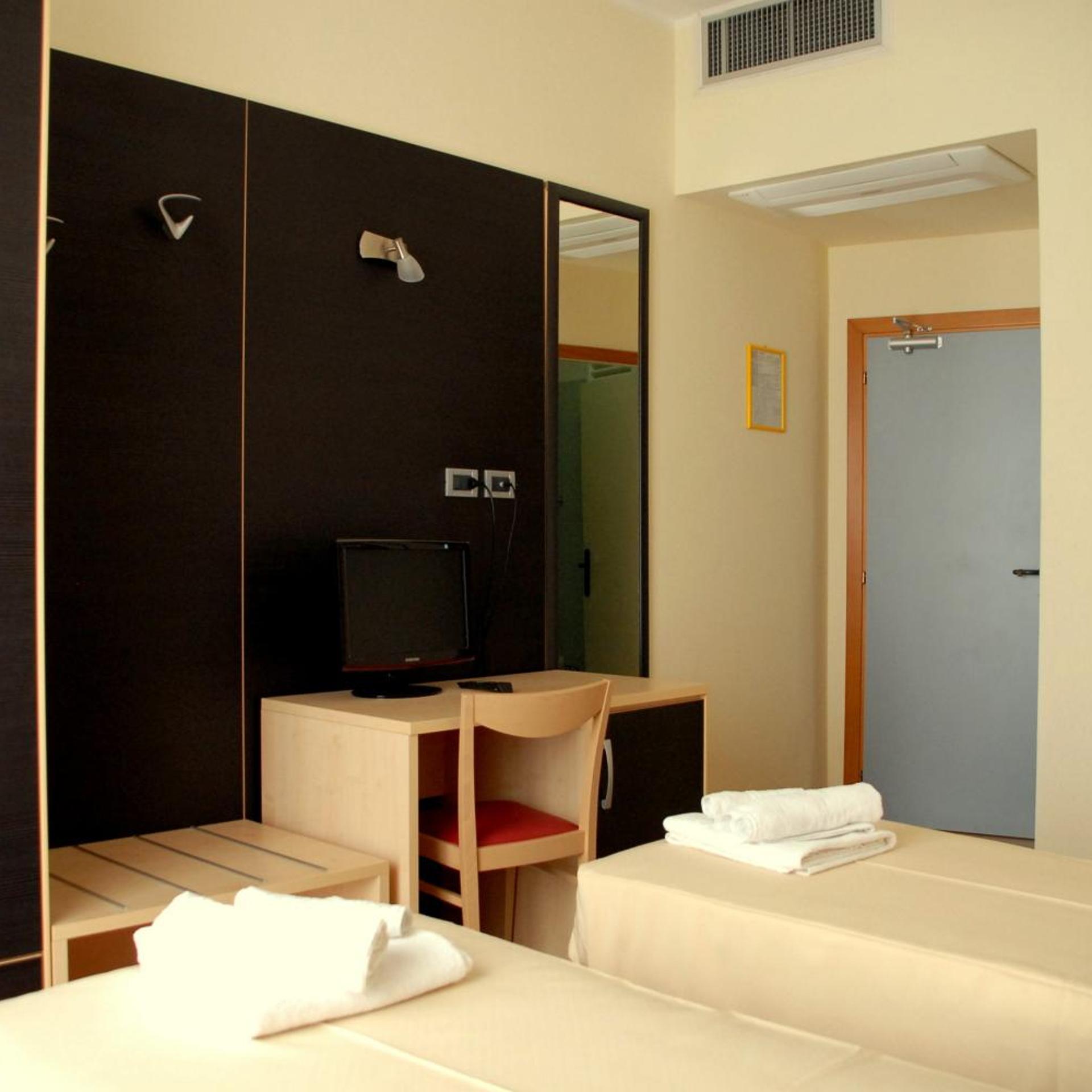 ROOM, DOUBLE BED