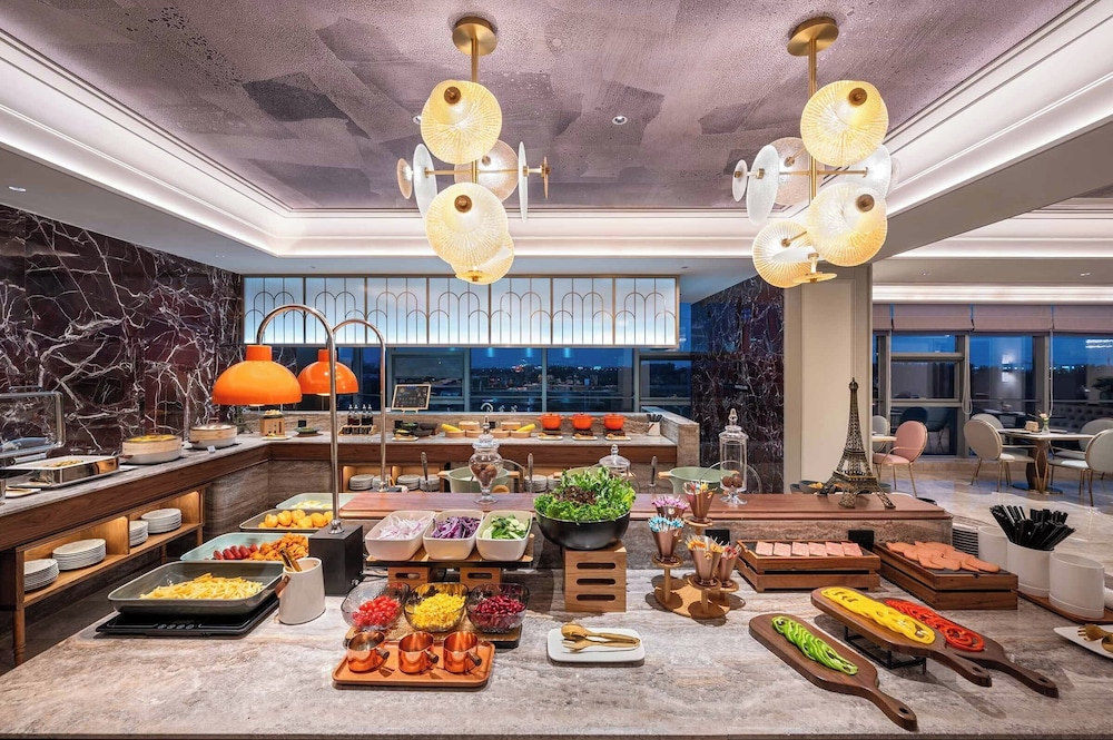 Mercure Nantong Suxitong Riverside 23/42