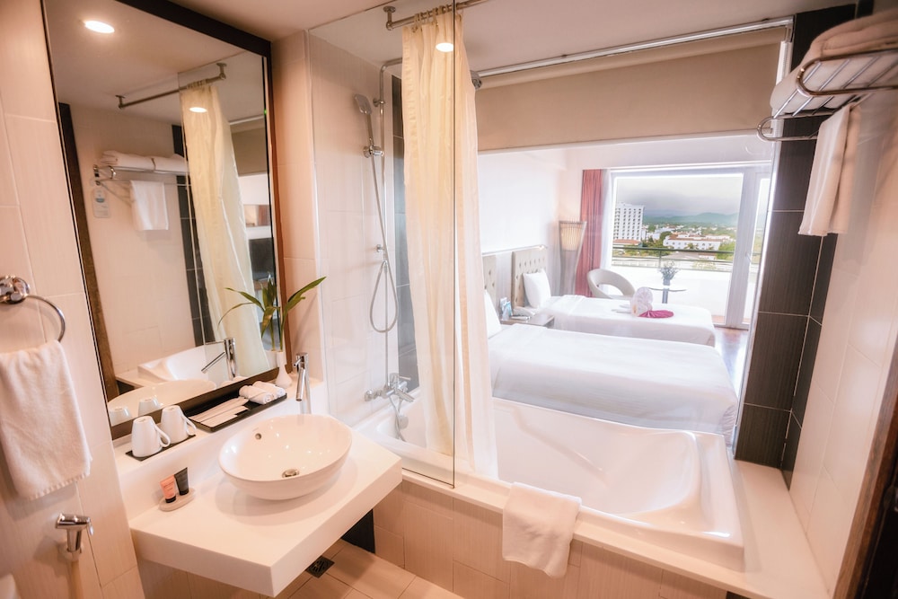 Muong Thanh Hue Hotel 72/74