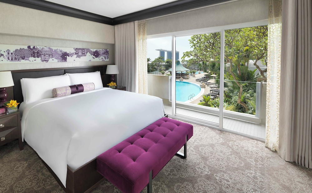 SIGNATURE, SUITE, KING BED, 2 BALCONIES, CORNER