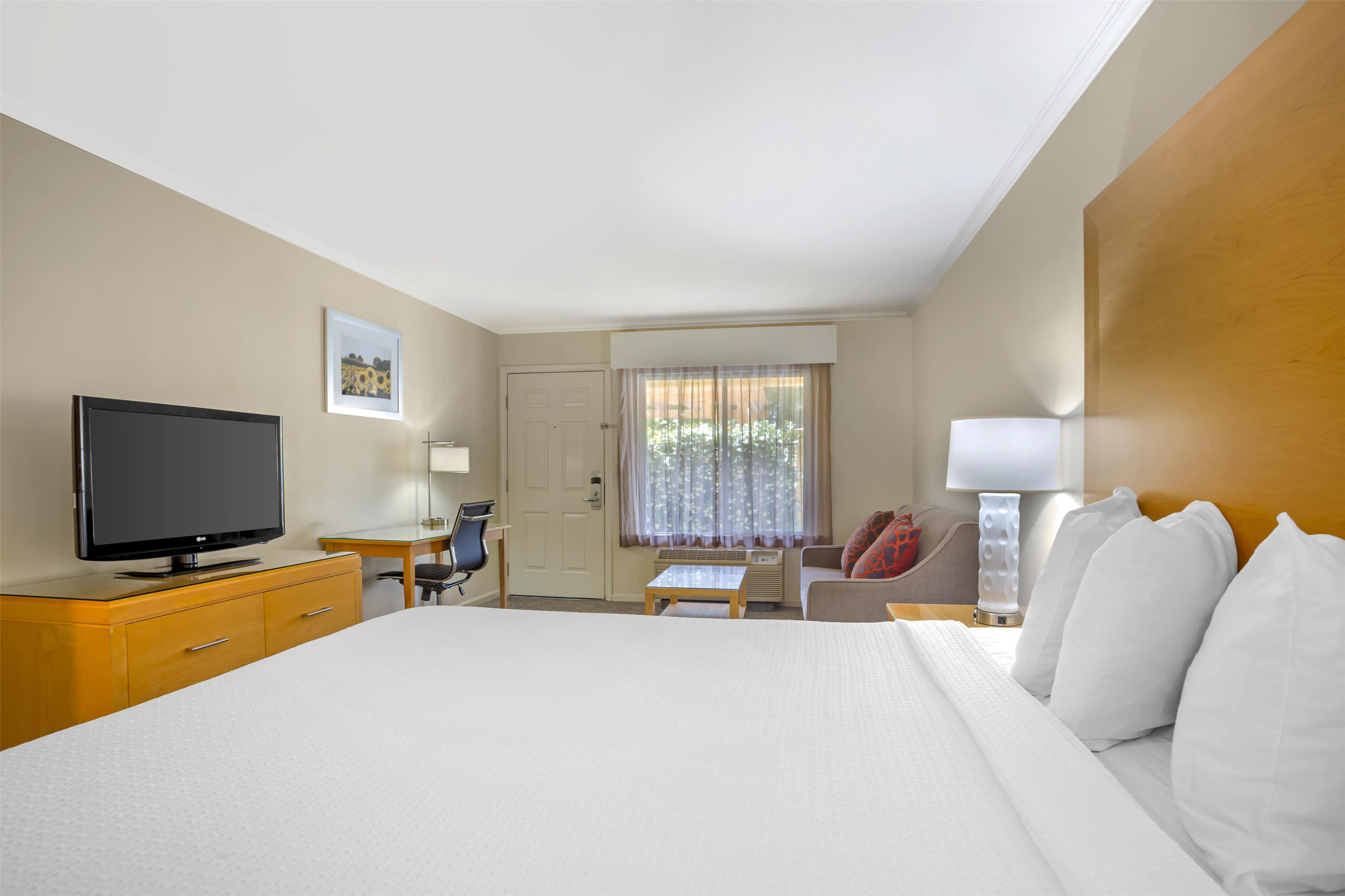 Room, King Bed, Exterior Entrance