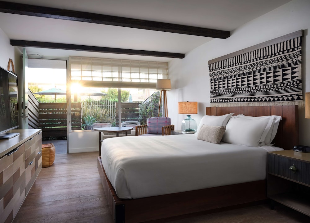 The Leta Santa Barbara Goleta, Tapestry Collection by Hilton 19/81