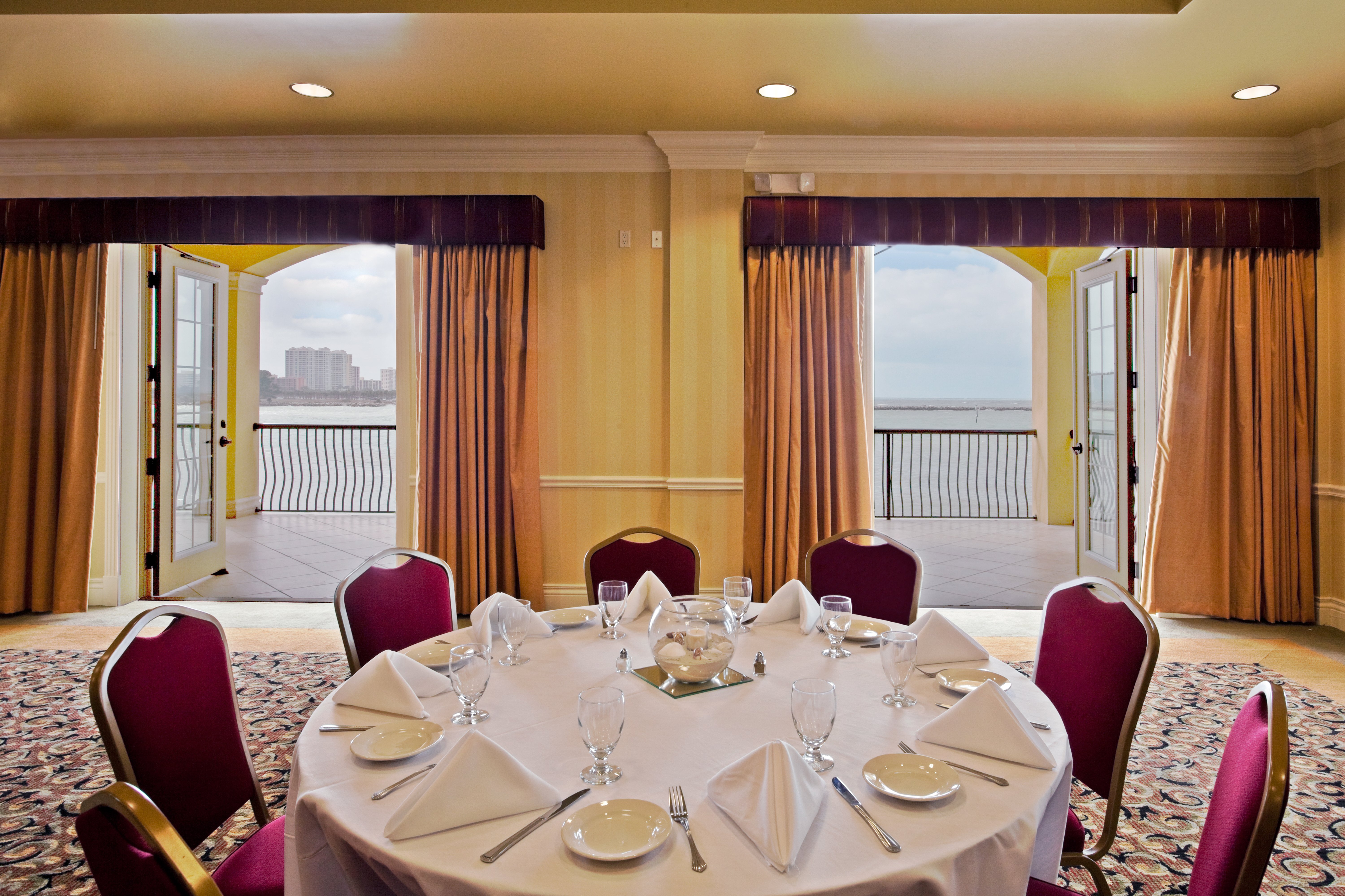 Holiday Inn Hotel and Suites Clearwater Beach 32/50
