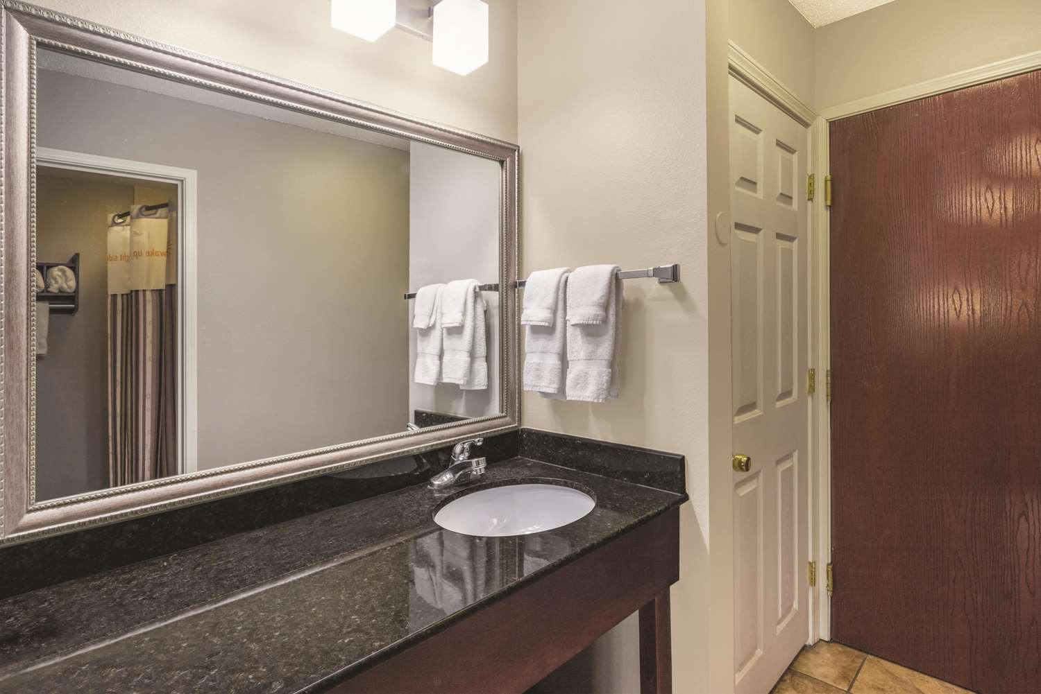 La Quinta Inn & Suites by Wyndham Louisville East 15/16