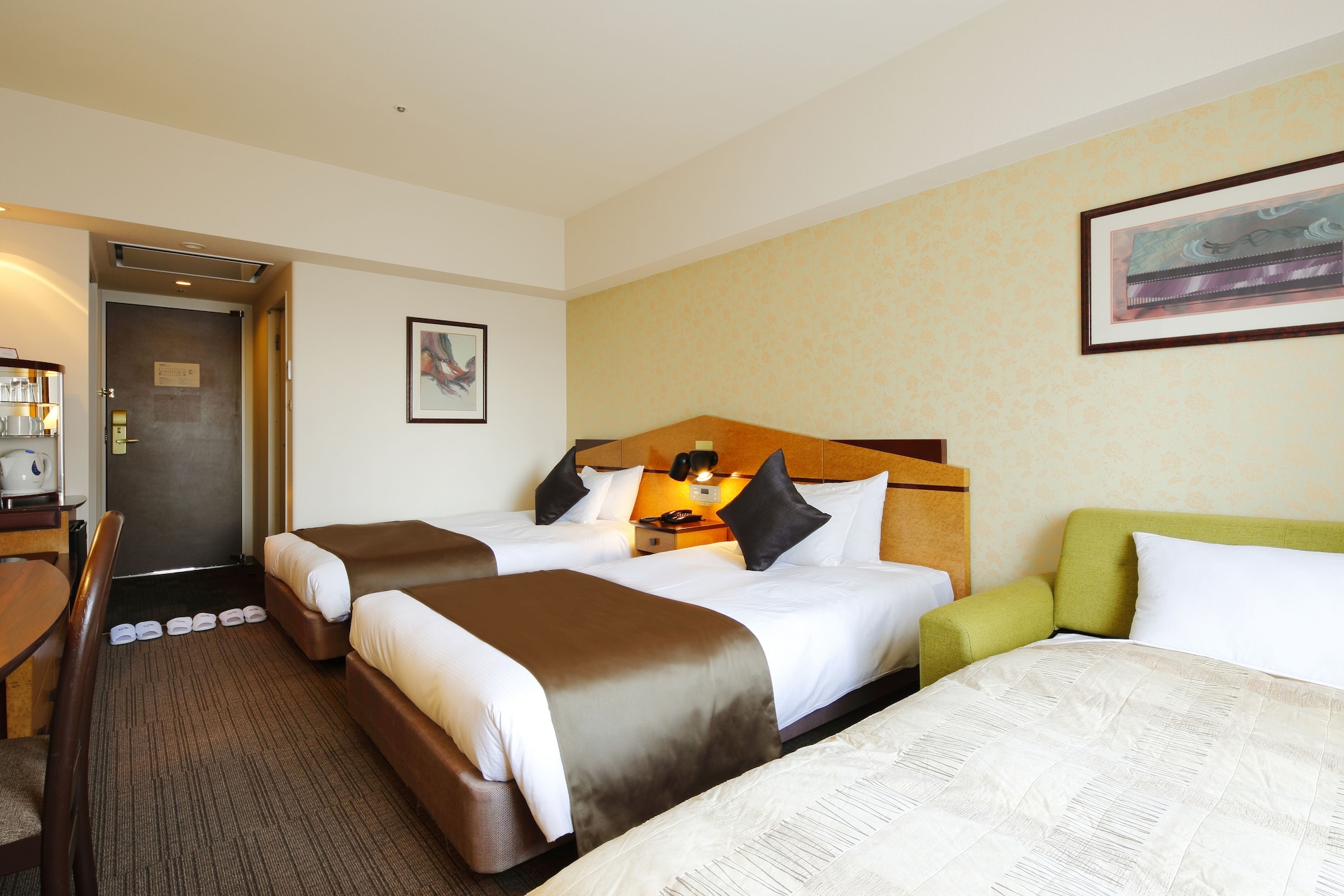 غرفة ثلاثية بسريرين منفصلين مع أريكة، Hotel Resol Gifu 2/4