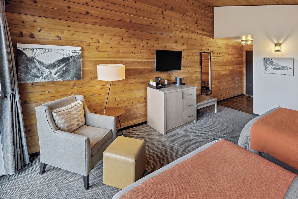 Denali Bluffs Hotel 42/68