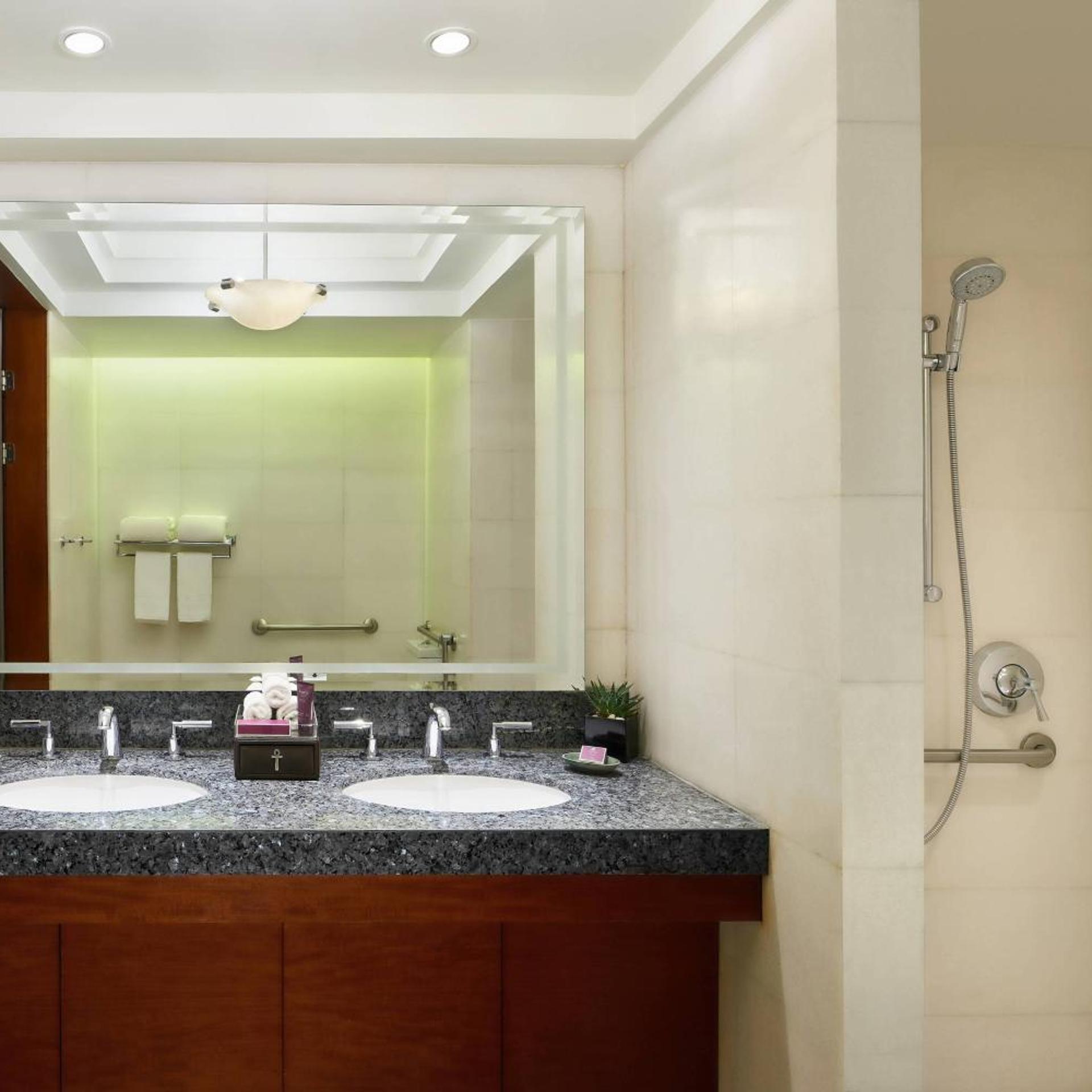 غرفة كلوب بسرير كينج بإطلالة على النهر مع دخول صالة النادي، The Nile Ritz-Carlton, Cairo 4/5