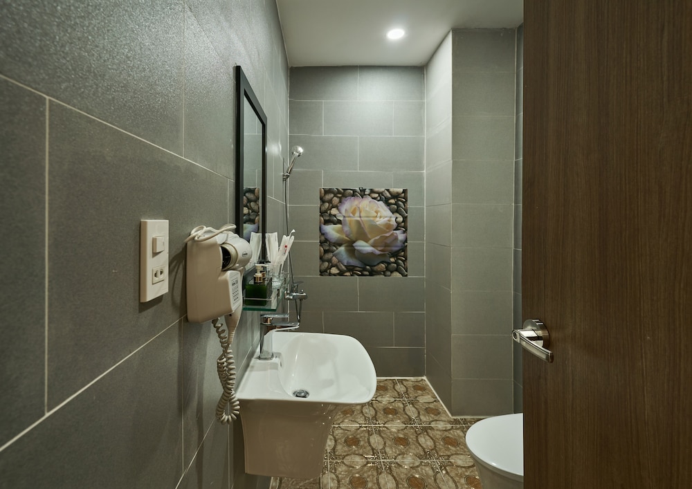 The Passion Hotel Airport - 5 minutes to Tan Son Nhat 50/50