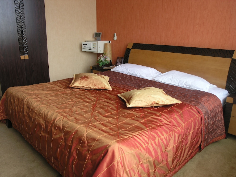 Golden Dragon Hotel 15/75
