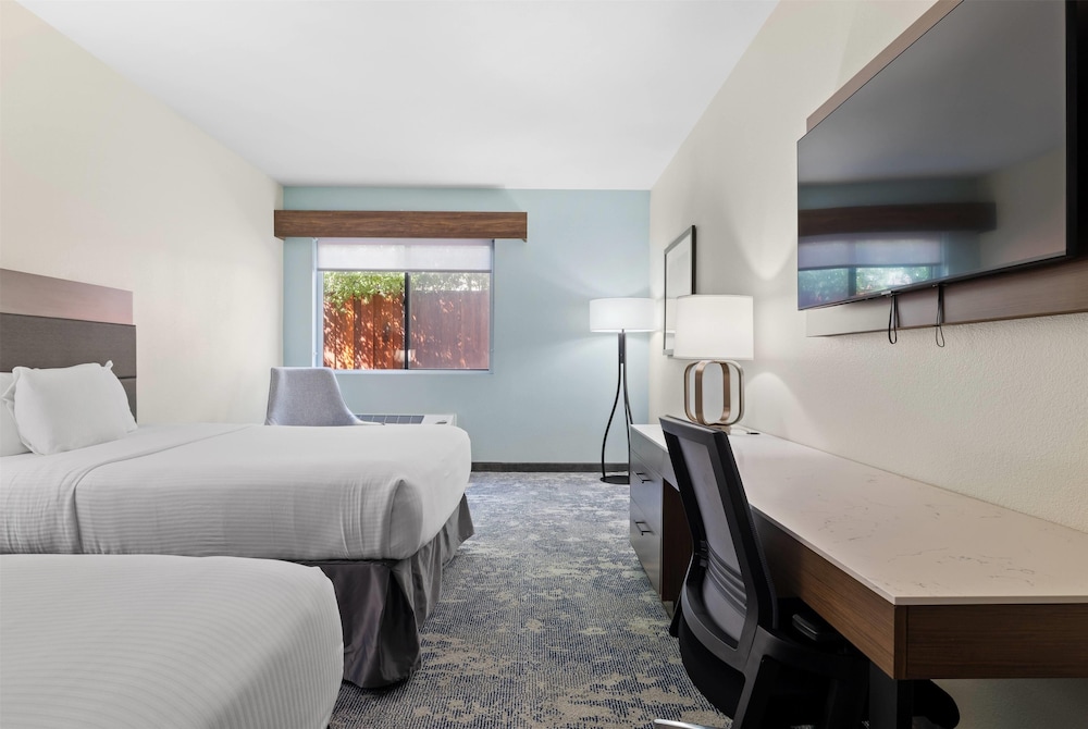 La Quinta Inn & Suites by Wyndham Santa Cruz 12/47