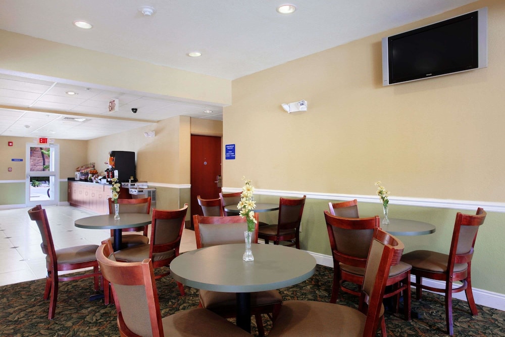 Microtel Inn & Suites by Wyndham Panama City 30/43