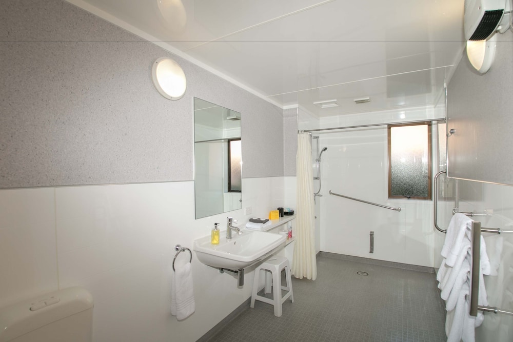 Allan Court Motel 65/66